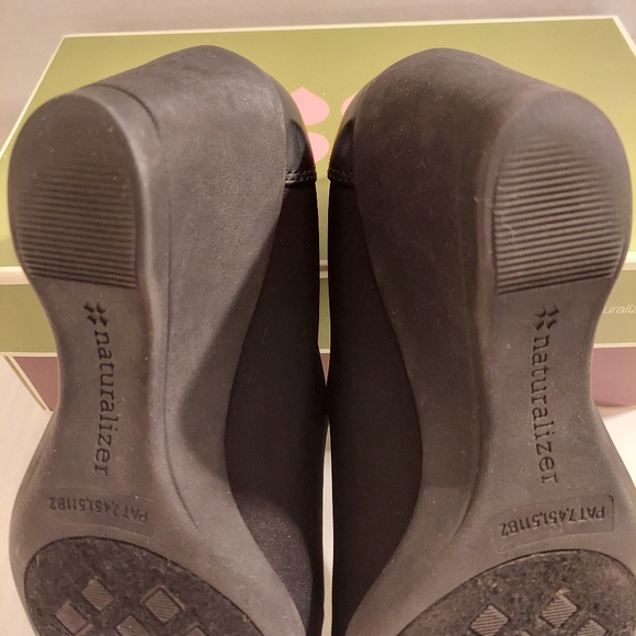 Naturalizer Kismet Black Stretch Shoes - Picture 13 of 14